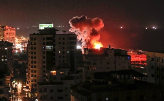 Mencekam, Israel bombardir Kota Gaza dengan puluhan roket