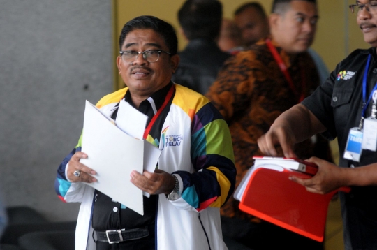 Pakai jaket Asian Games, Soni Sumarsono jalani pemeriksaan di KPK