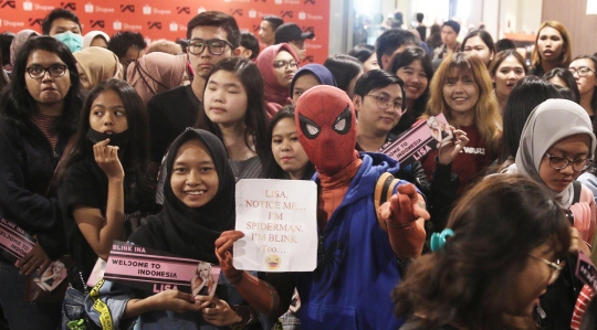 Antrean penggemar BLACKPINK membeludak di Kota Kasablanka.