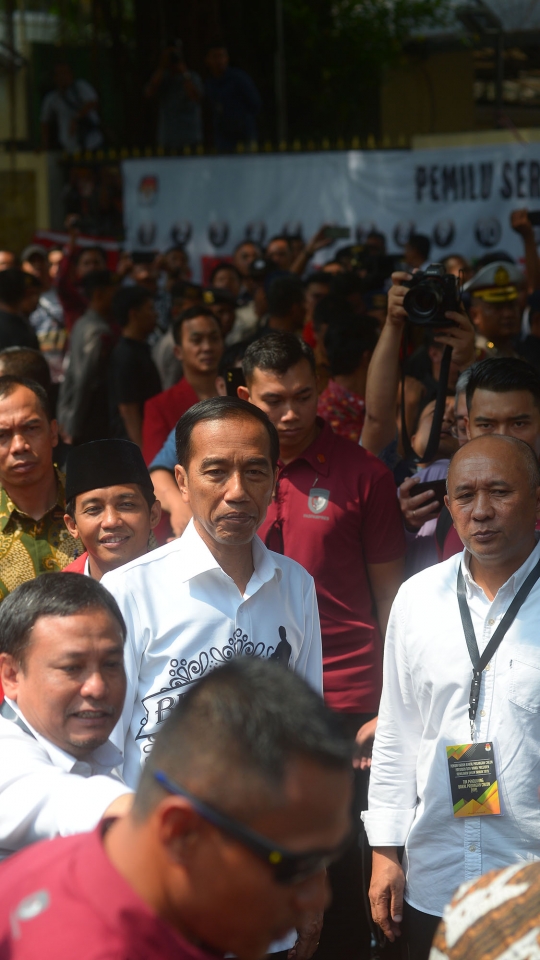 Semringah Jokowi usai daftar capres-cawapres bersama Ma'ruf Amin