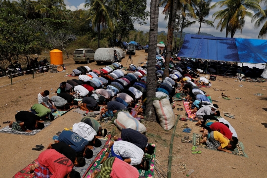 Menengok korban gempa Lombok salat Jumat di tempat seadanya