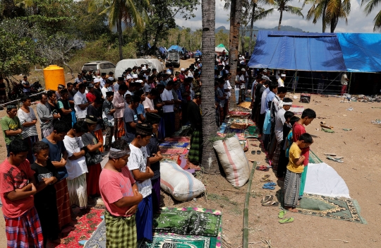 Menengok korban gempa Lombok salat Jumat di tempat seadanya