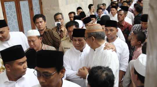 Sebelum ke KPU, Prabowo-Sandiaga tunaikan salat Jumat bersama
