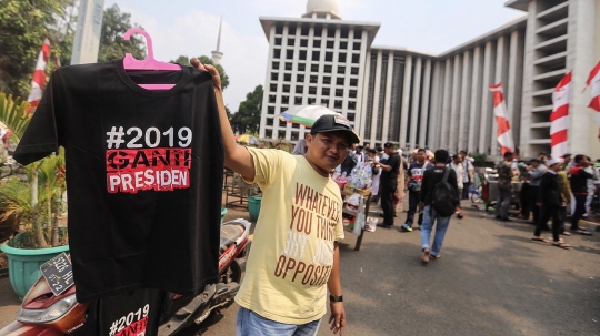 Deklarasi capres-cawapres, kaos #2019GantiPresiden banyak dijual di Istiqlal