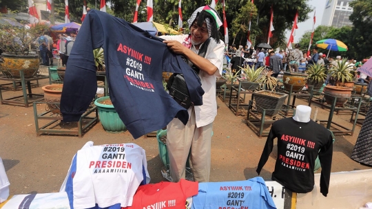 Deklarasi capres-cawapres, kaos #2019GantiPresiden banyak dijual di Istiqlal