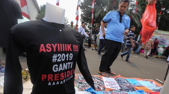 Deklarasi capres-cawapres, kaos #2019GantiPresiden banyak dijual di Istiqlal