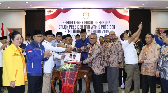 Salam komando Prabowo-Sandiaga saat daftar capres-cawapres