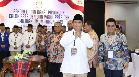 Salam komando Prabowo-Sandiaga saat daftar capres-cawapres