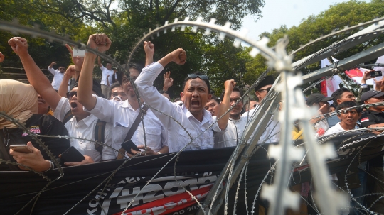 Massa pendukung Prabowo-Sandiaga kepung KPU