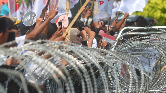 Massa pendukung Prabowo-Sandiaga kepung KPU