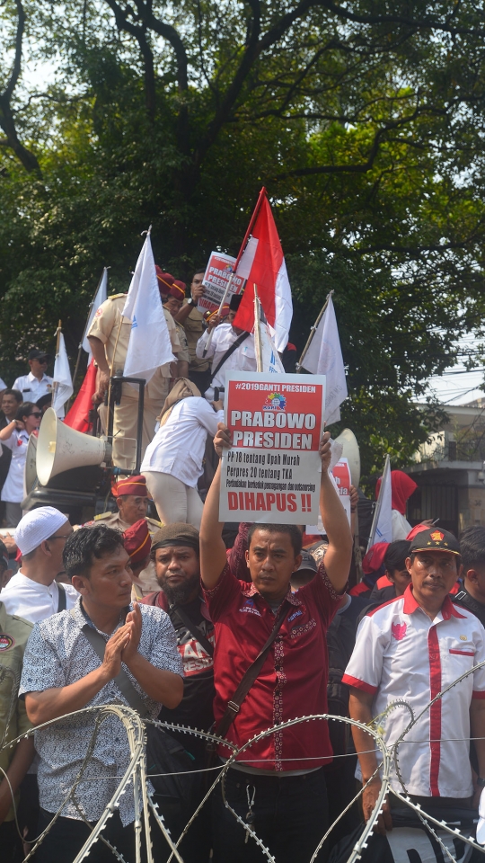 Massa pendukung Prabowo-Sandiaga kepung KPU