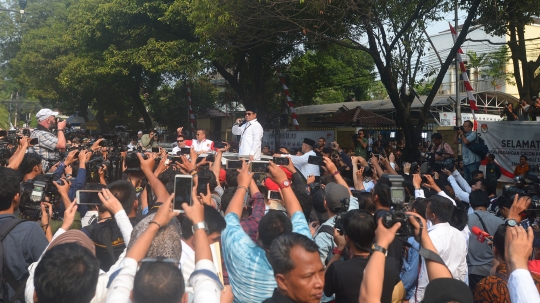 Prabowo-Sandi diarak ratusan pendukung saat daftar ke KPU