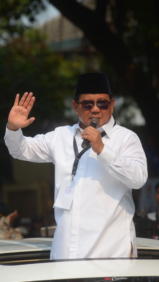 Prabowo-Sandi diarak ratusan pendukung saat daftar ke KPU