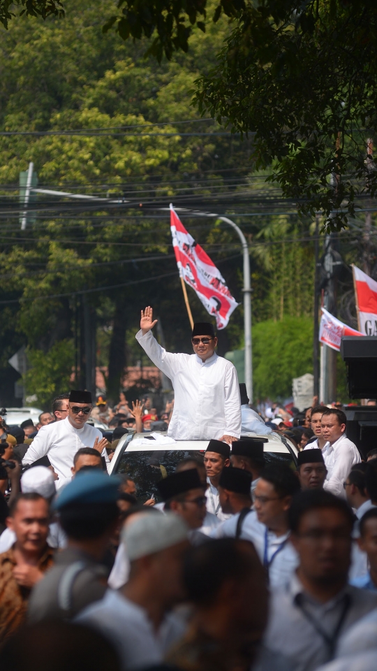 Prabowo-Sandi diarak ratusan pendukung saat daftar ke KPU