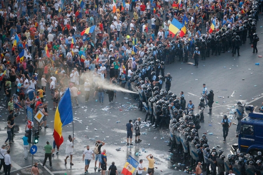 Tuntut pemerintah mundur, demo ribuan warga Rumania berakhir ricuh