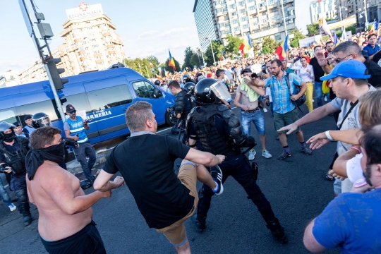 Tuntut pemerintah mundur, demo ribuan warga Rumania berakhir ricuh