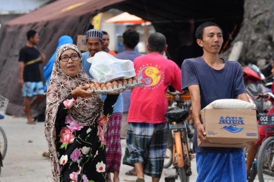 Korban gempa lombok terima bantuan makanan