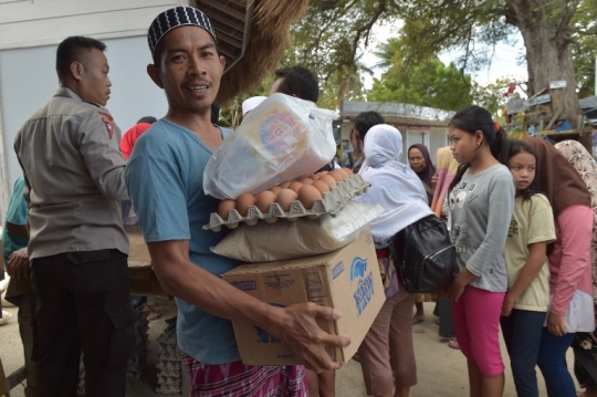 Korban gempa lombok terima bantuan makanan