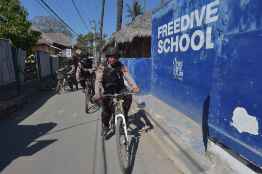 Polisi di Pulau Gili Air Lombok lakukan patroli dengan sepeda