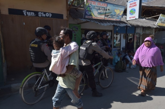 Polisi di Pulau Gili Air Lombok lakukan patroli dengan sepeda