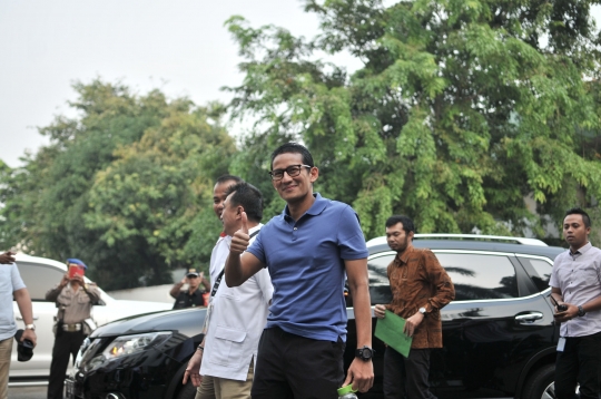 Acungan jempol Prabowo dan Sandiaga saat tes kesehatan