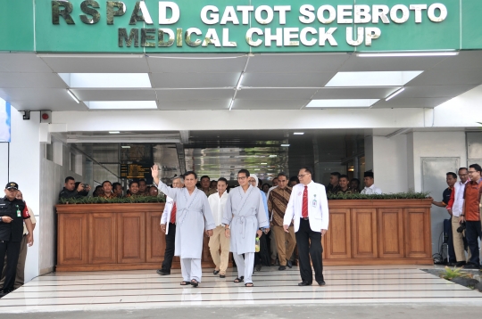 Acungan jempol Prabowo dan Sandiaga saat tes kesehatan