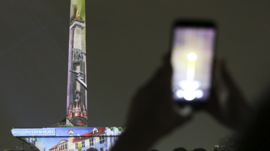 Cantiknya Monas bermandikan cahaya video mapping Asian Games