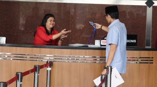 Senyuman Sandiaga Uno tunjukkan berkas usai serahkan laporan kekayaan ke KPK