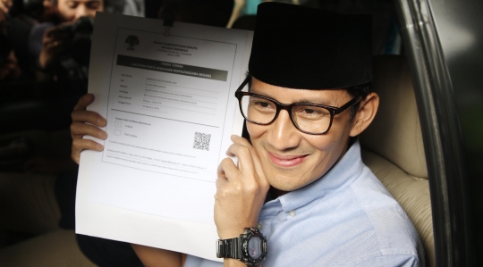 Senyuman Sandiaga Uno tunjukkan berkas usai serahkan laporan kekayaan ke KPK