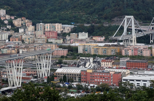 Penampakan jembatan setinggi ratusan meter di Italia runtuh