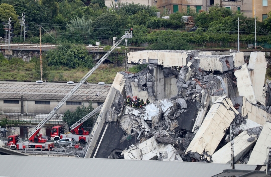 Penampakan jembatan setinggi ratusan meter di Italia runtuh