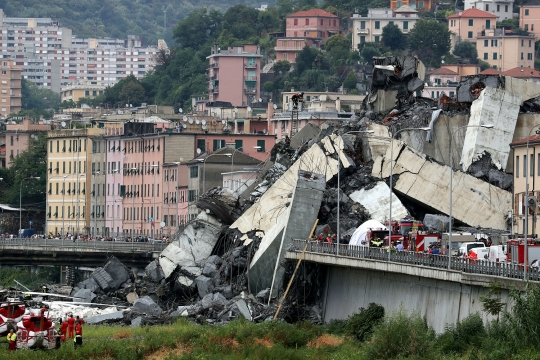 Penampakan jembatan setinggi ratusan meter di Italia runtuh