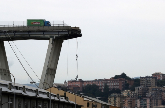Penampakan jembatan setinggi ratusan meter di Italia runtuh