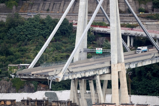 Penampakan jembatan setinggi ratusan meter di Italia runtuh