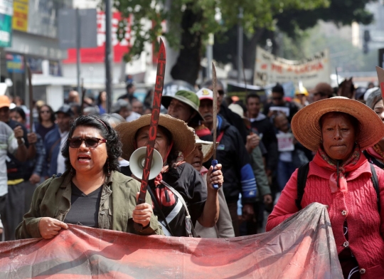 Protes bangun bandara baru, ibu-ibu di Meksiko tenteng golok