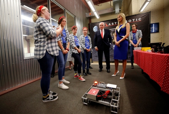 Gaya Ivanka Trump pamer otot bersama tiga gadis pembuat robot