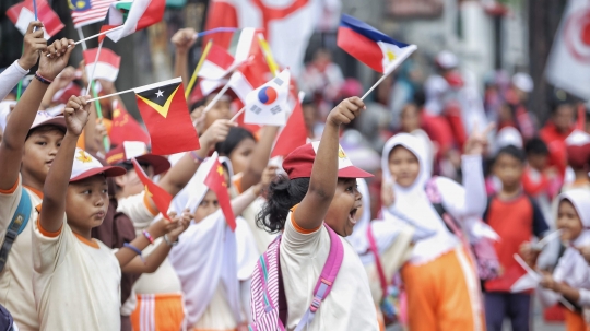 Antusias siswa SD saat sambut obor Asian Games 2018