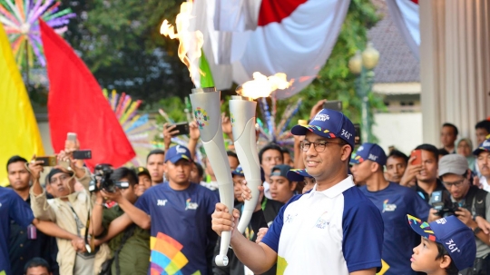 Anies Baswedan terima Obor Asian Games 2018 di Balai Kota