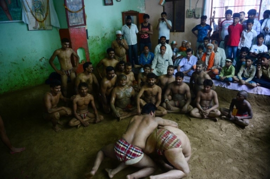 Melihat gulat tradisional India dalam Festival Nag Panchami