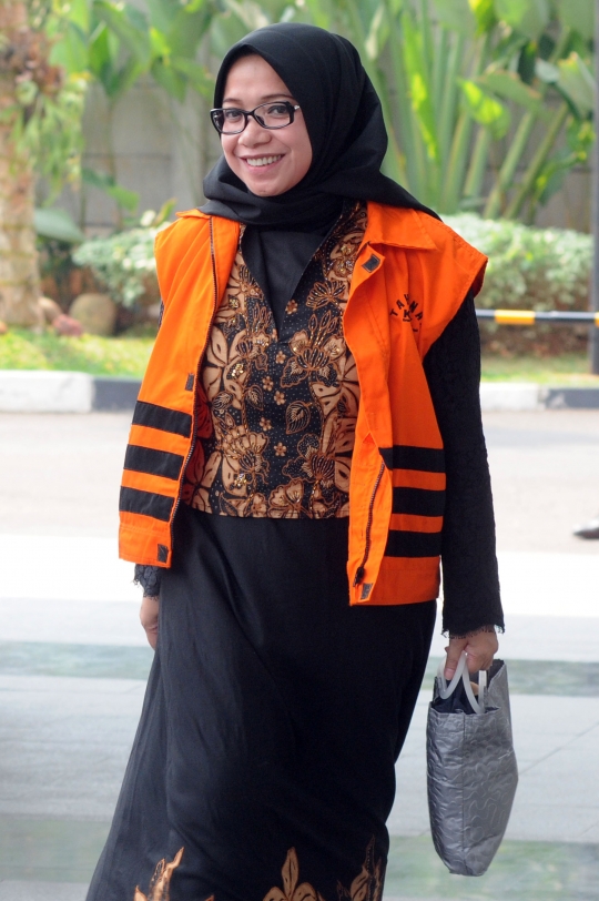 Senyum Eni Maulani Saragih saat jalani pemeriksaan di KPK