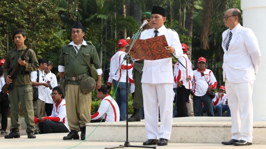 Ratusan warga napak tilas kemerdekaan RI di Tugu Proklamasi