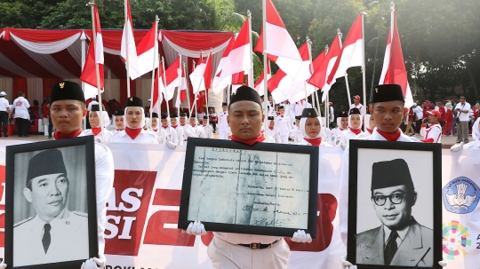 Ratusan warga napak tilas kemerdekaan RI di Tugu Proklamasi