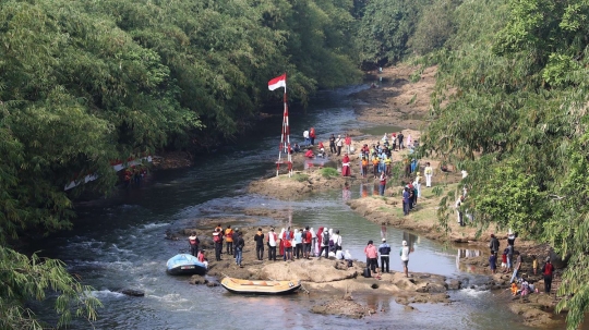 Peringati kemerdekaan RI, komunitas Ciliwung gelar upacara bendera di sungai