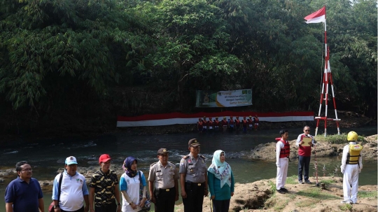 Peringati kemerdekaan RI, komunitas Ciliwung gelar upacara bendera di sungai