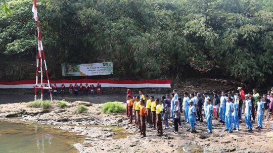 Peringati kemerdekaan RI, komunitas Ciliwung gelar upacara bendera di sungai