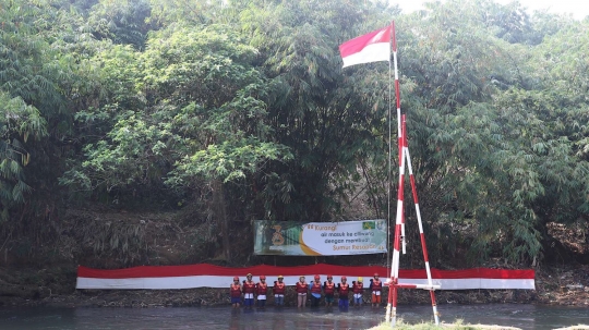 Peringati kemerdekaan RI, komunitas Ciliwung gelar upacara bendera di sungai