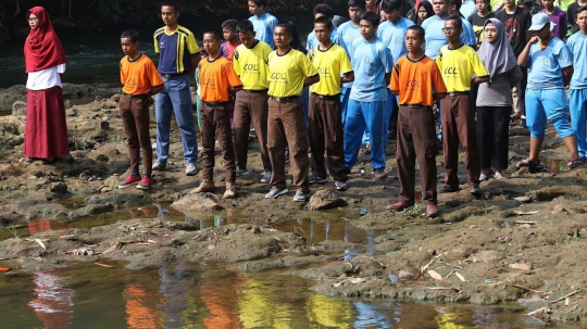 Peringati kemerdekaan RI, komunitas Ciliwung gelar upacara bendera di sungai