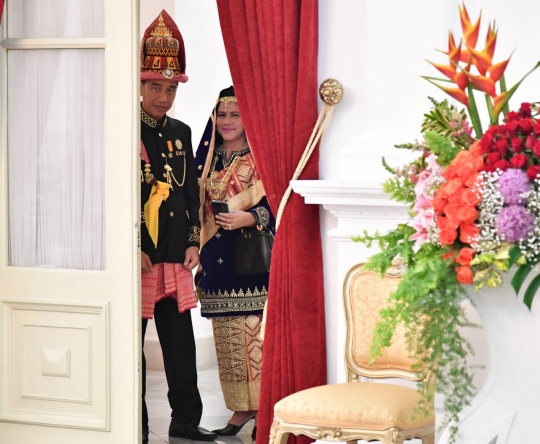 Gaya Jokowi dan Iriana selfie dengan busana daerah di balik pintu istana