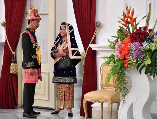 Gaya Jokowi dan Iriana selfie dengan busana daerah di balik pintu istana