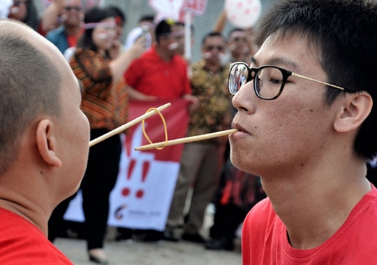 Keseruan karyawan ikuti lomba tujuh belasan di Gedung OT Group